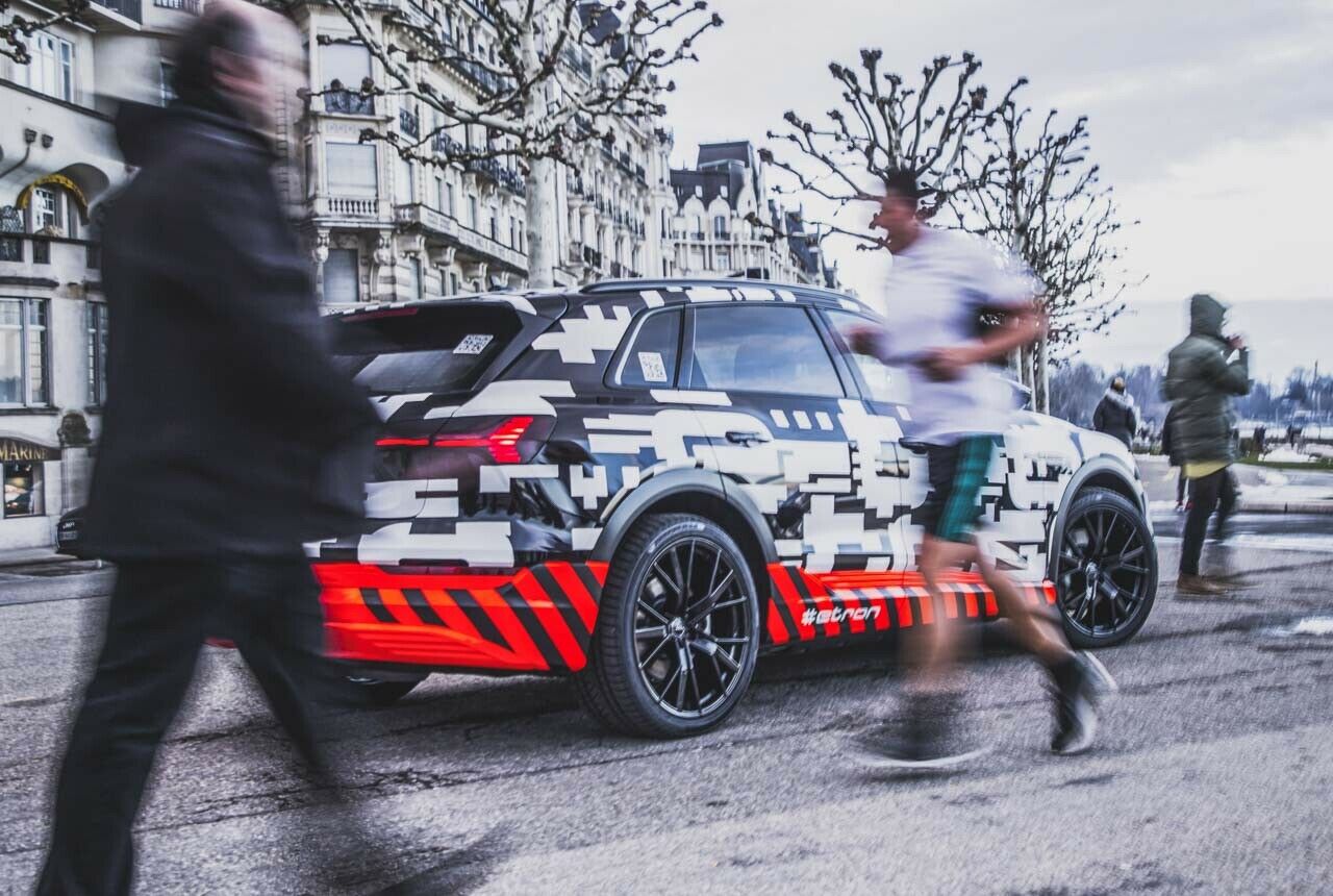 Die Tarnung versteckt zwar noch die Konturen des SUV, zeigt aber deutlich, worum es hier geht