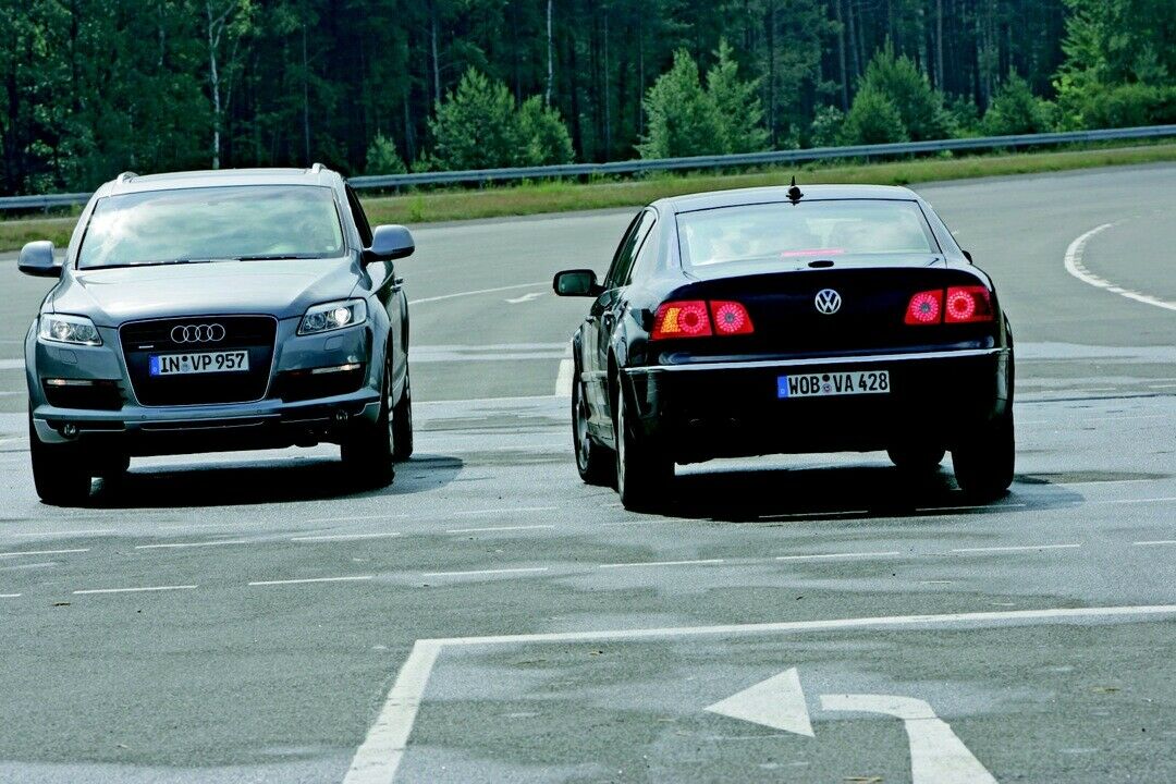 Kollidiert ein Linksabbieger mit dem Gegenverkehr, trägt normalerweise der unvorsichtig abbiegende Autofahrer die Hauptschuld