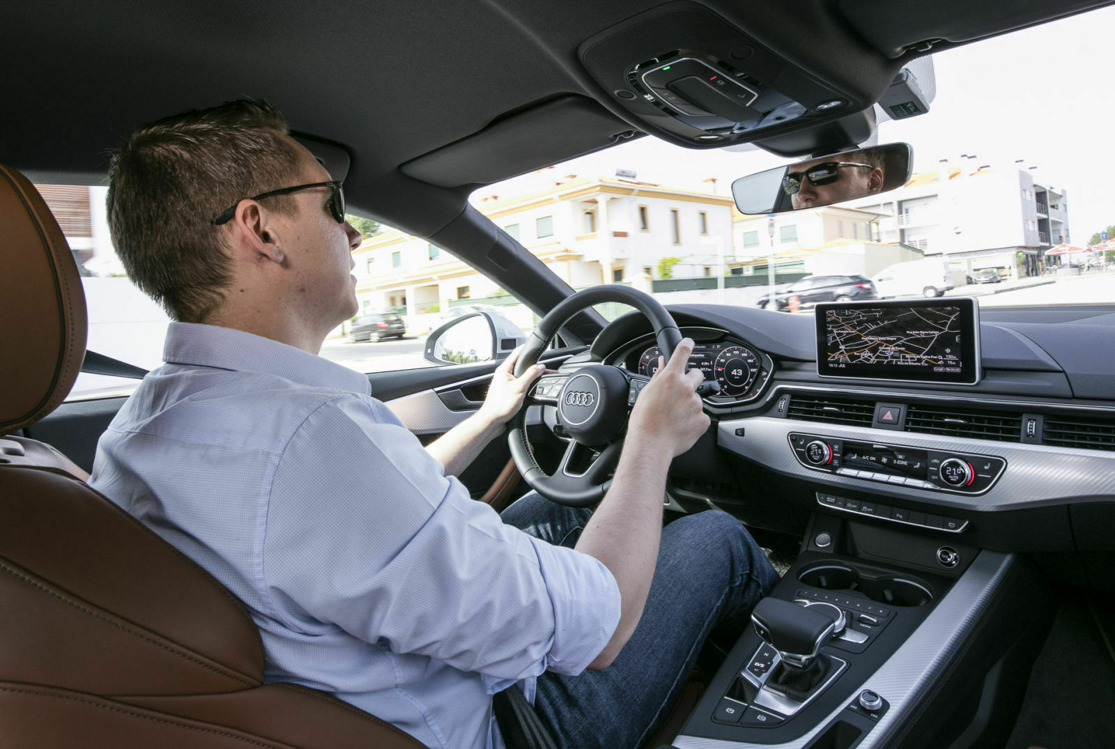 MOTOR-TALK Redakteur Constantin Bergander am Steuer des Audi A5