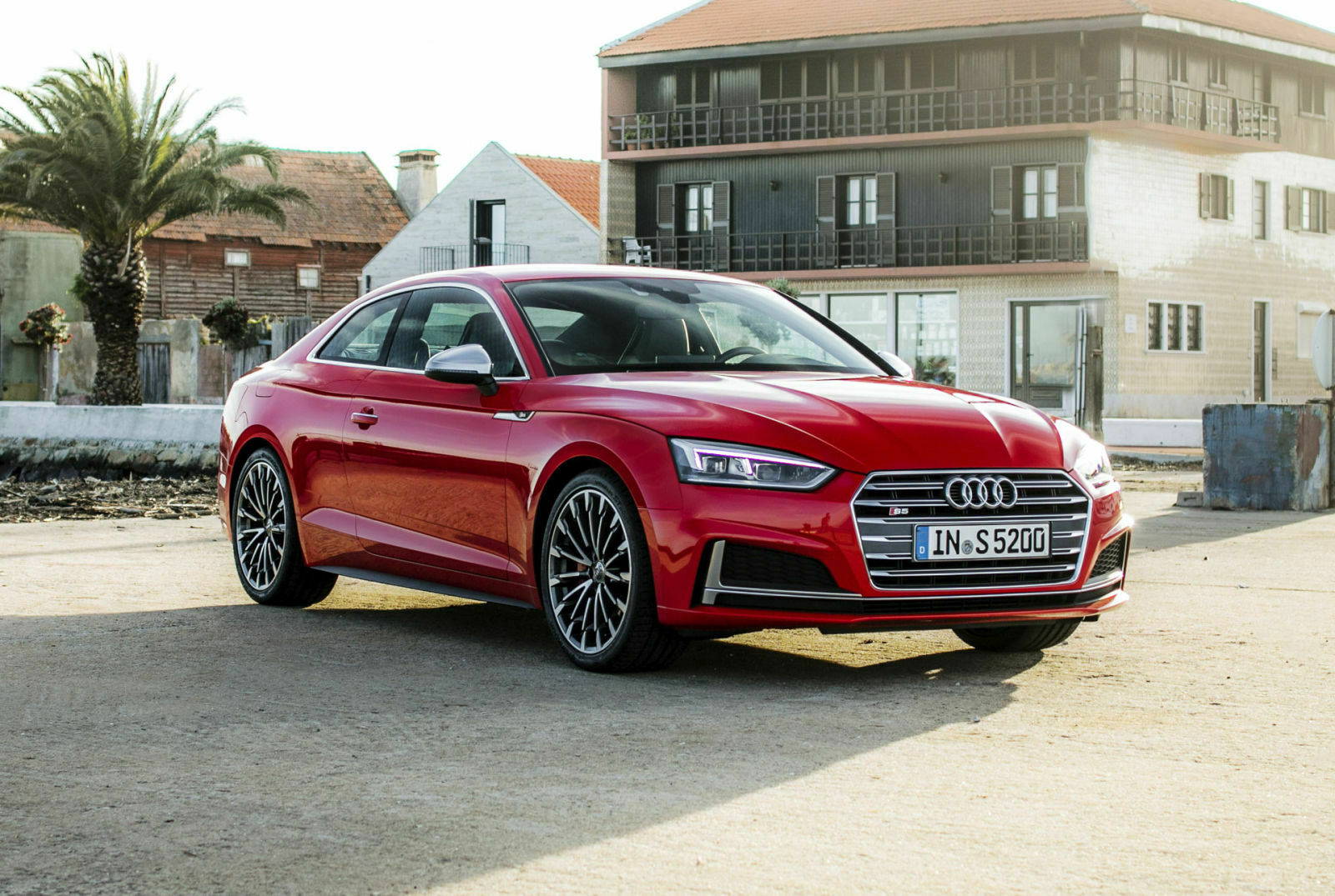 Audi S5: Die Nähe zum S4 lässt sich nicht leugnen. Außer der Zahl der Türen gibt es kaum fühlbare Unterschiede