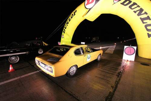 Auf einem stillgelegten Flugplatz , bei Kerzenlicht - Rallye-Fahren kann so romantisch sein