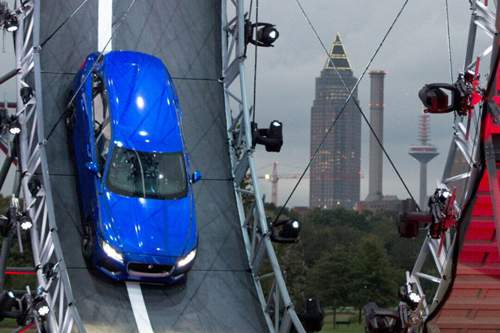 Am Rande der IAA stellte Jaguar den neuen F-Pace vor. Bei der Präsentation in Frankfurt durchfuhr das SUV einen Looping
