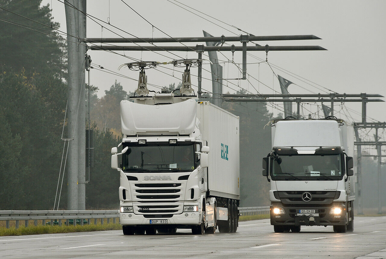 Funktioniert in etwa wie bei einer Straßenbahn: Elektro und Hybrid-Lkw sollen über einen Bügel Strom aus Oberleitungen ziehen können. Ob das funktioniert? Wird sich auf den Teststrecken nahe Frankfurt und Lübeck zeigen