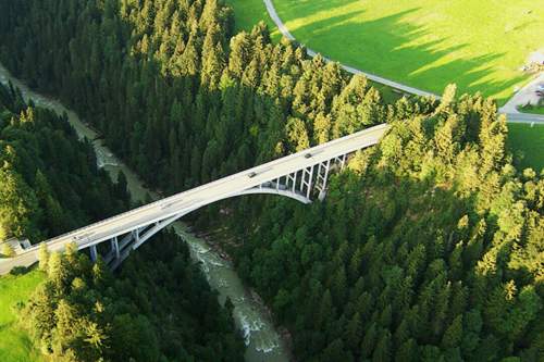 Die Alpenstraße führt über tiefe Täler, hier die Echelsbacher Brücke