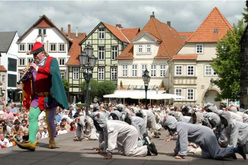 Die Deutsche Märchenstraße führt zu Schauplätzen von Grimms Märchen, hier zum Rattenfänger-Spiel nach Hameln