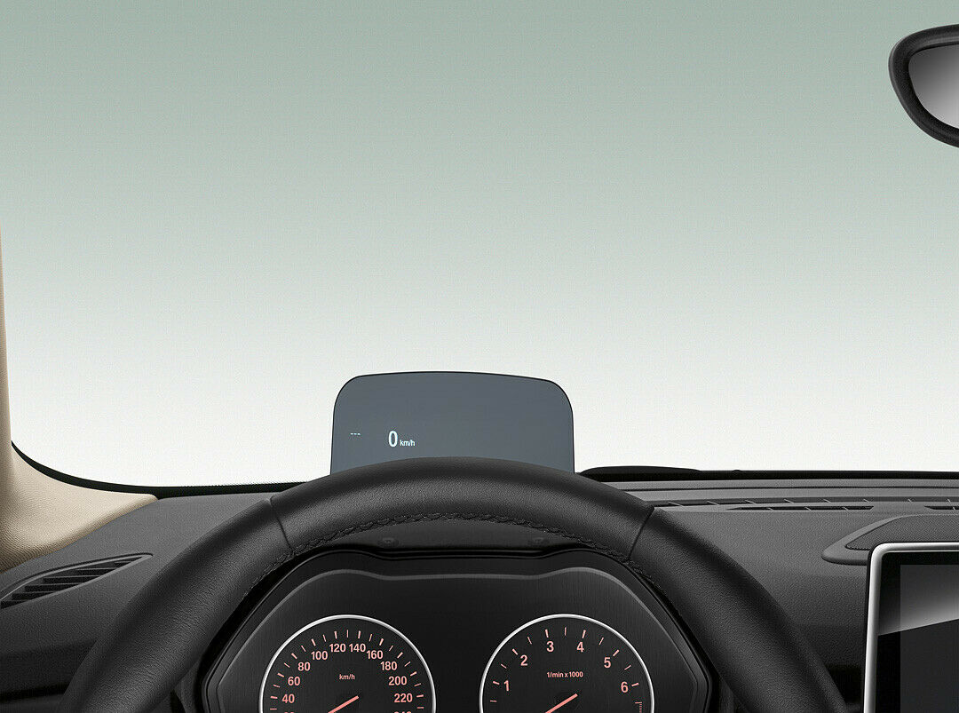 Das Head-up-Display des 2er Active Tourer. Durch die schräg stehende Windschutzscheibe ist eine zusätzliche Projektionsfläche notwendig