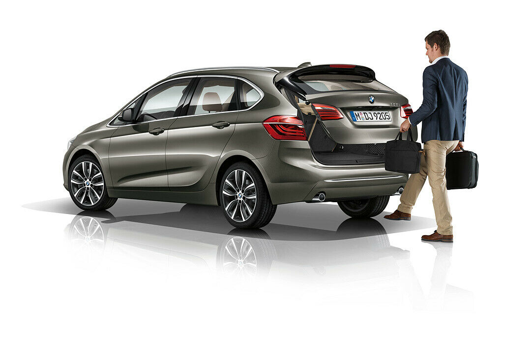 Beim BMW 2er Active Tourer öffnet und schließt sich die Klappe, wenn man mit dem Fuß wedelt