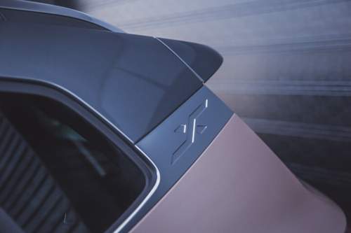 Bicolor-Optik und ein dunkles Altrosa in der Farbpalette: Der Seat Arona richtet sich recht deutlich an die weibliche Kundschaft