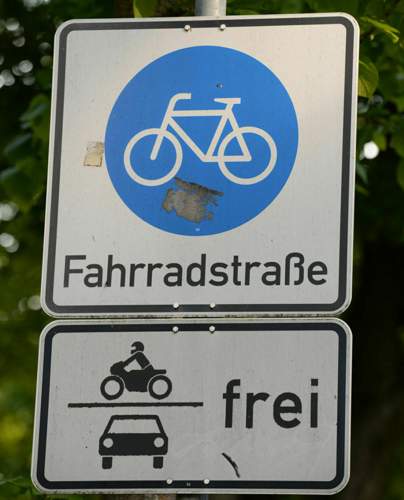 Das Zusatzschild erlaubt Pkw- und Motorradfahren die Benutzung der Fahrradstraße