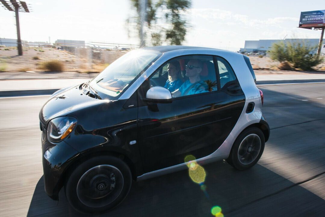 MOTOR-TALK-Redakteurin Sabine Stahl und Markus Riedel, Smart-Entwicklungschef, fahren in der neuen US-Version durch Las Vegas