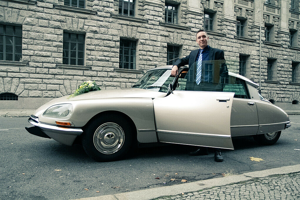 MOTOR-TALK-Redakteur Constantin Bergander freut sich über die Begegnung mit dem Auto, das 1955 eine technische Revolution war