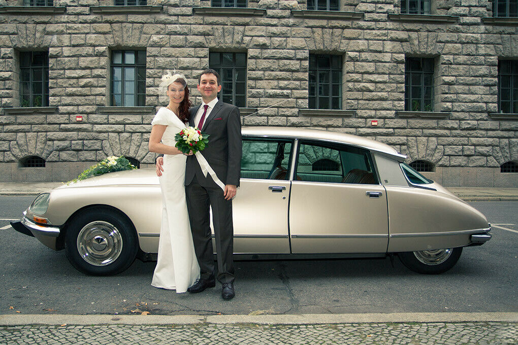 Mitch und Pam sind überglücklich: Gleich dürfen sie in einem perfekt restaurierten Citroën DS 21 Pallas mitfahren