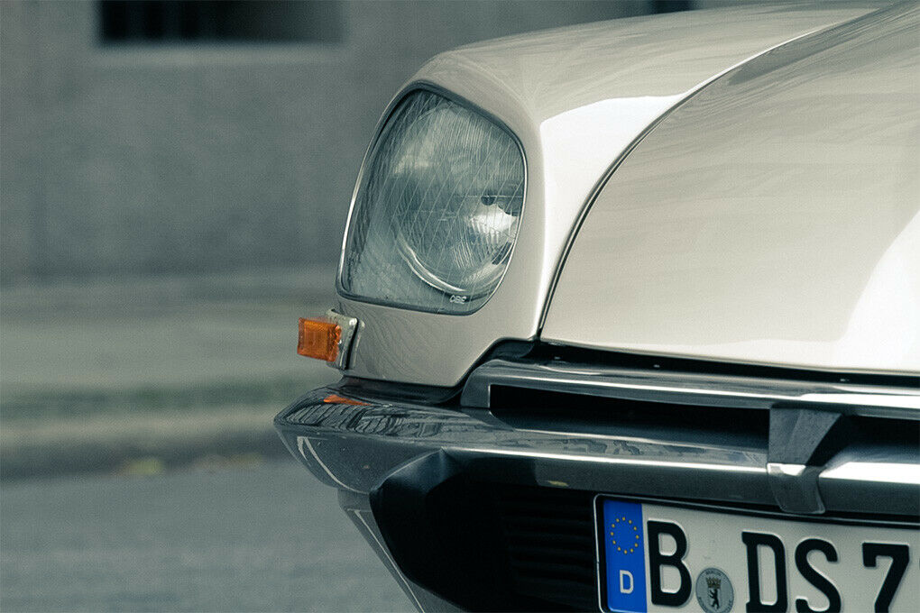 Die vollverglasten Frontscheinwerfer mit mitlenkenden Zusatzscheinwerfern wurden 1967 eingeführt