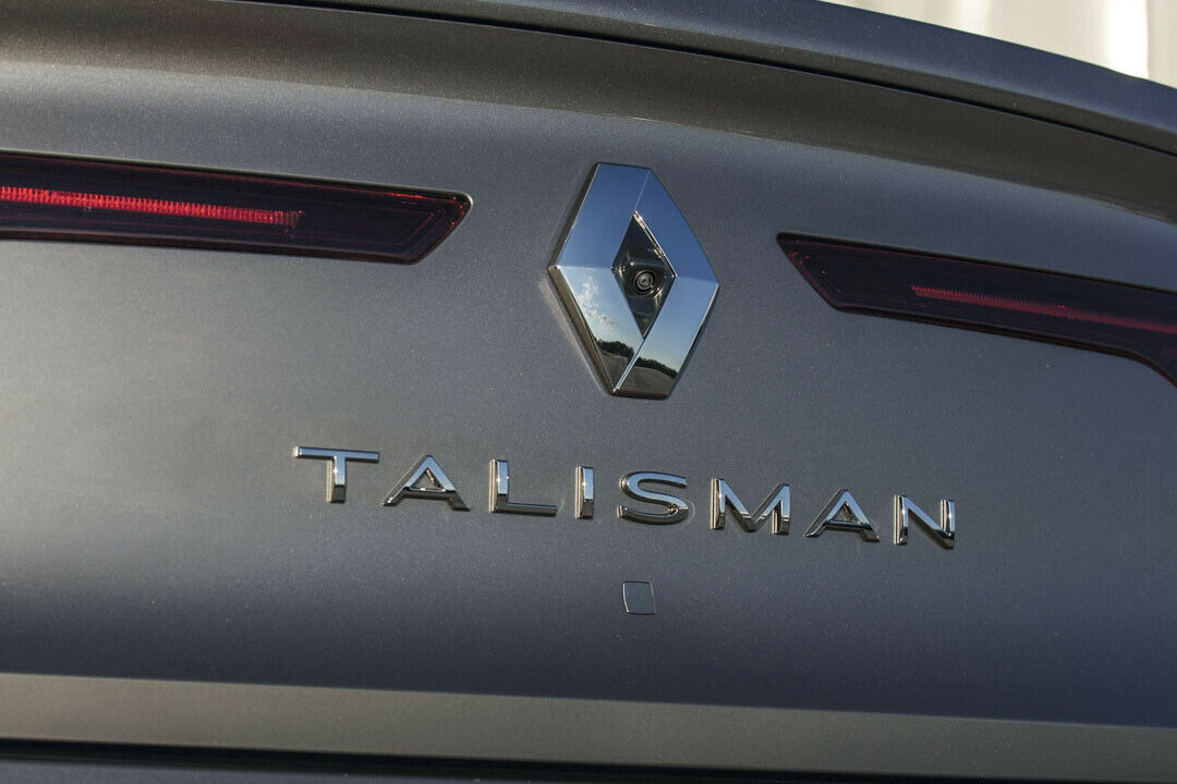 Die Rückfahrkamera des Talisman versteckt sich im Renault-Zeichen