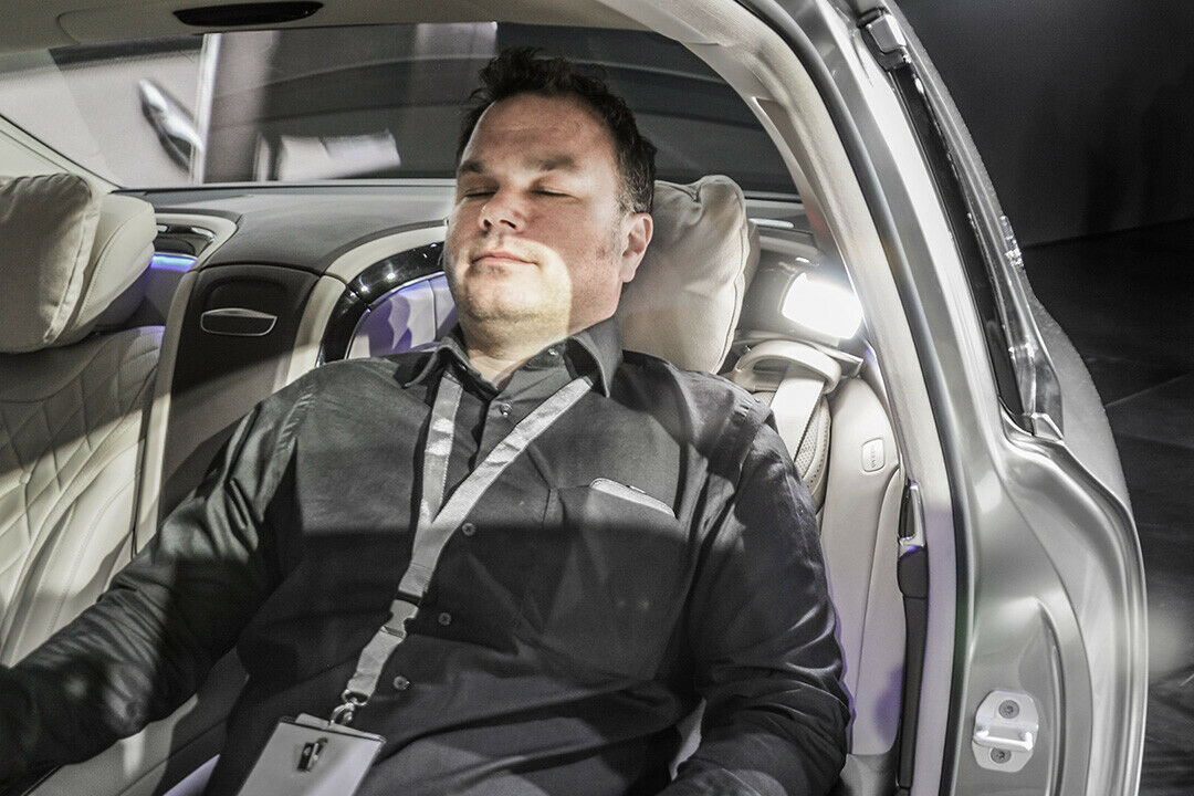 Wer hinten sitzt, ist selber schuld: Die Maybach S-Klasse eignet sich viel besser zum Liegen, konspirieren und Träumen
