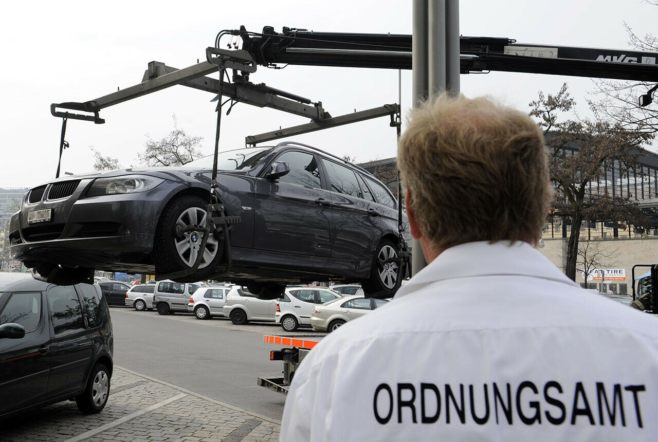 Vor dem Abschleppen eines stillgelegten Autos muss die Behörde dem Halter eine Ordnungsverfügung zukommen lassen. Die Beseitungsaufforderung per Aufkleber reicht nicht aus