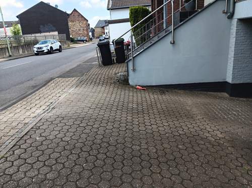 Garageneinfahrt mit seitlicher Wand