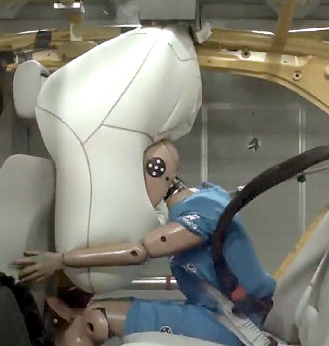 Der Zuliefer TRW entwickelt zwei Systeme. Dabei entfaltet sich der Airbag aus dem Dach (im Bild) oder aus dem Vordersitz