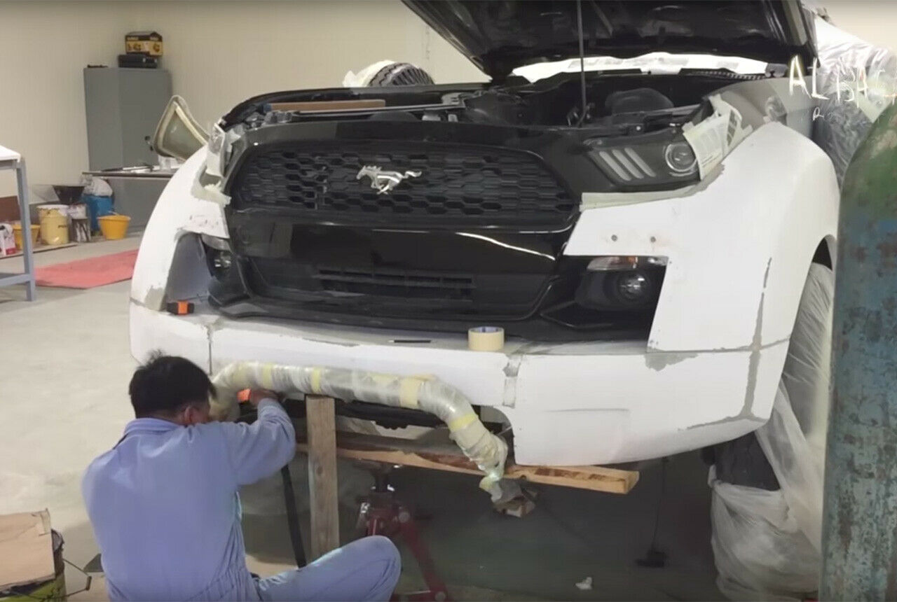 Ein Alptraum in Spachtelmasse. Die Bügel an der Front und der Seite des Ford Mustang zeugen vom Plattformspender Dodge Ram