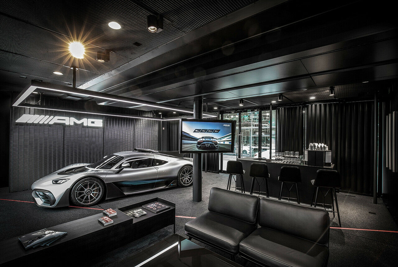Mercedes-AMG präsentiert den Prototypen des Hypercars One in einem mobilen Showroom potenziellen Käufern