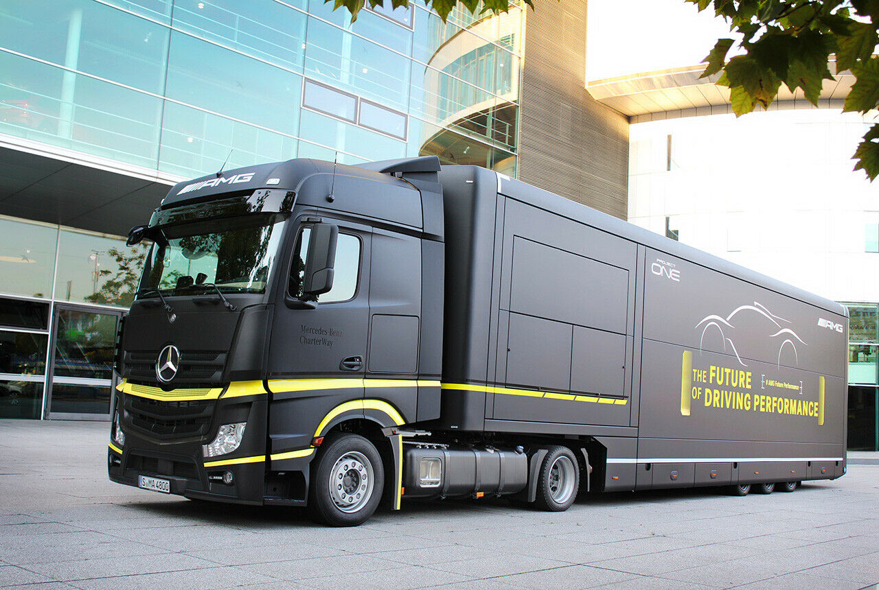 Der Trailer am Mercedes Actros hat ausfahrbare Seiten, damit Platz für Lounge und Kaffeebar entsteht