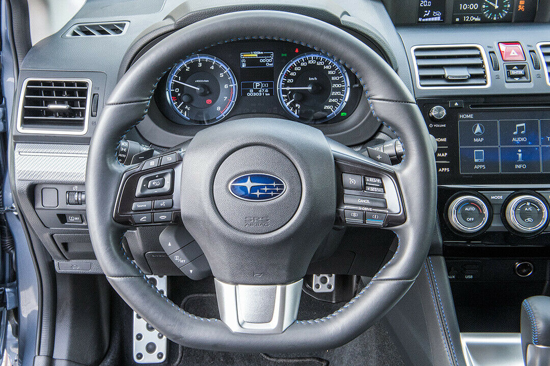 Zwei Rundintrumente im Cockpit und ein großes Display in der Mittelkonsole
