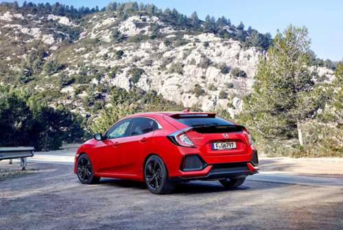 Der Marotte mit dem Heckspoiler, der quer übers Heckfenster verläuft, bleibt Honda beim neuen Civic treu