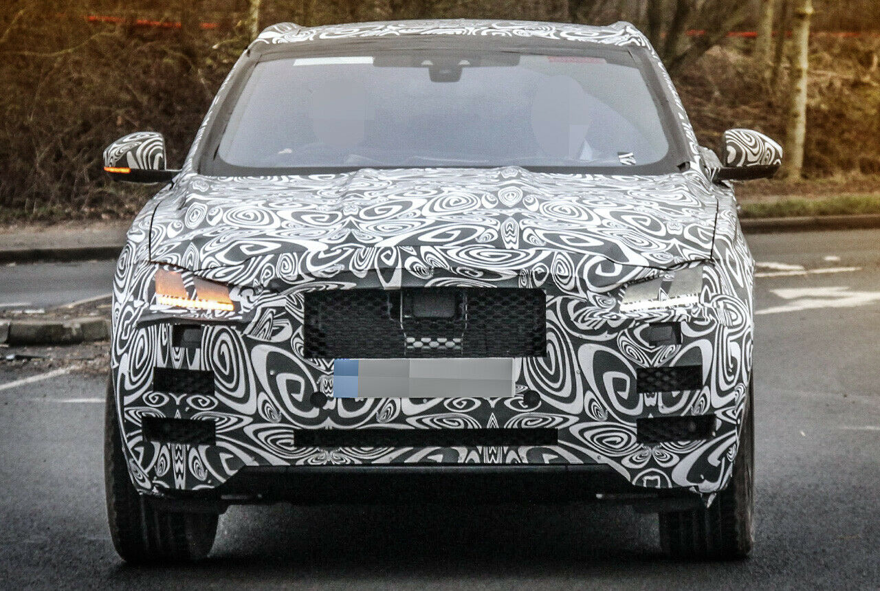 Der Jaguar-Grill ist zu erahnen. Die typischen Scheinwerfer zeichnen sich sanft unter der Tarnfolie ab