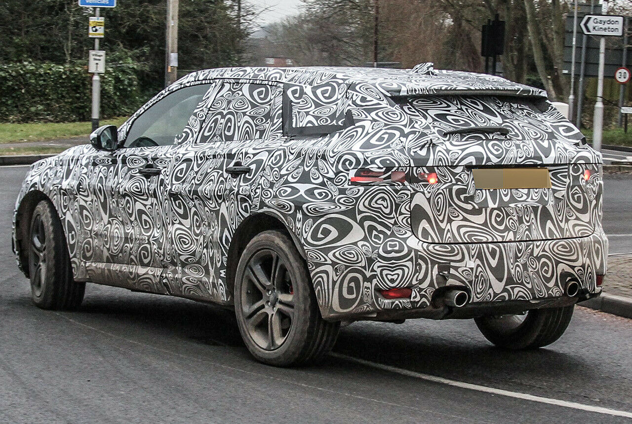 Jaguar F-Pace Erlkönig: Rote Bremssättel und zwei Auspuffrohre könnten bereits auf eine der sportlichsten Versionen hinweisen