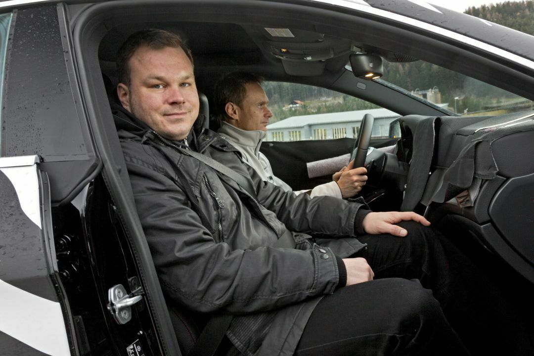 MOTOR-TALK-Redakteur Björn Tolksdorf im Mercedes CLA.