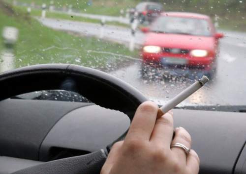 Rauchen im Auto: Für manche Menschen ist ein Auto ohne vollwertigen Aschenbecher nicht viel wert