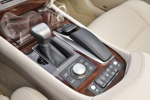 Der Aschenbecher im Lexus LS lässt sich nicht nachrüsten