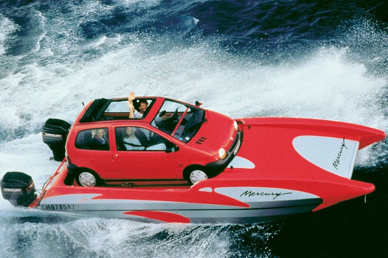 Nicht nur auf der Straße unterwegs: Der Twingo als Katamaran