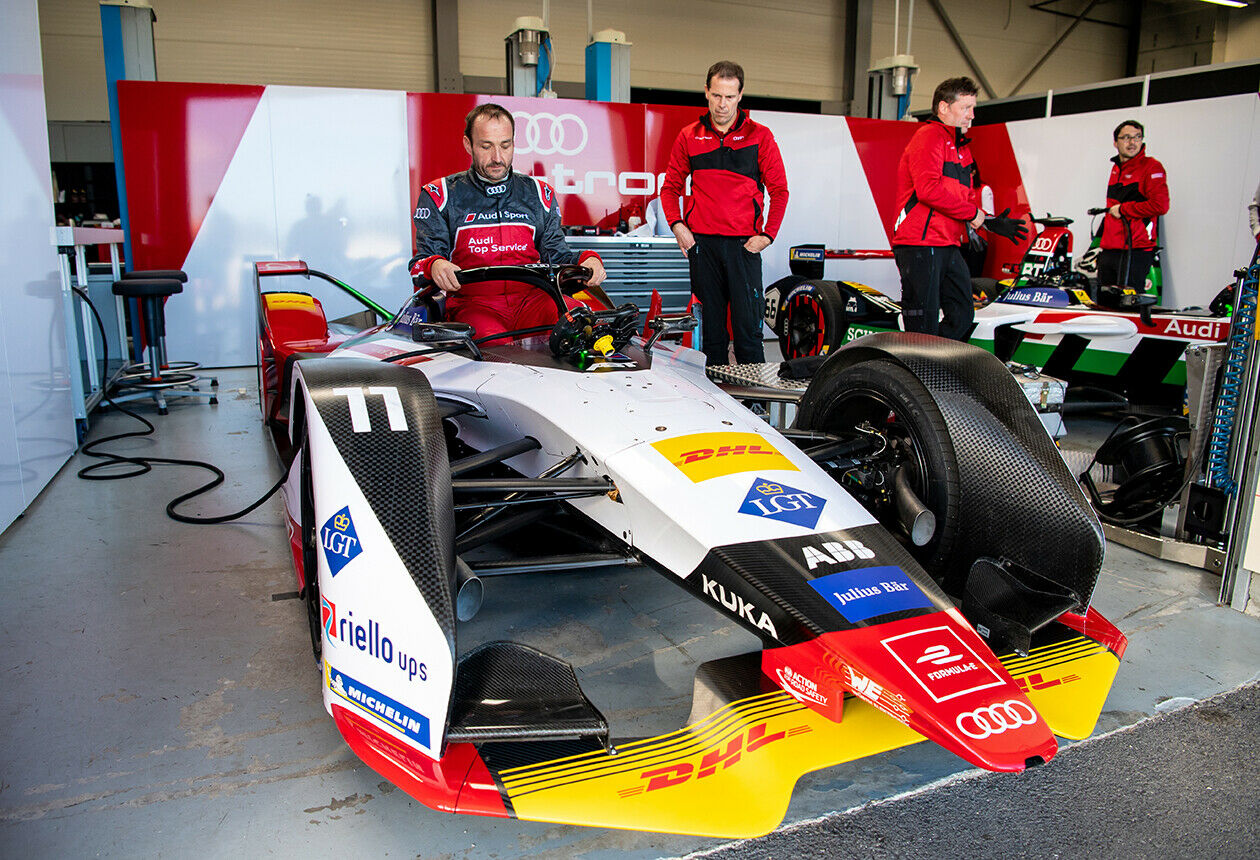 Bevor die fünfte Formel-E-Saison Mitte Dezember beginnt, verleiht Rennfahrer Luca de Grassi seinen Dienstwagen für eine kurze Ausfahrt