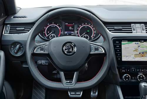 Mehr Sport im Familienauto: Lenkrad mit Lochleder, rote Details