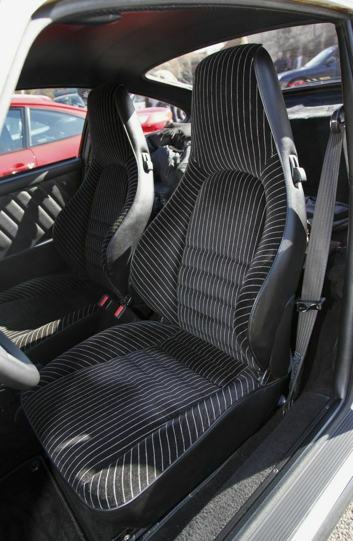 Dunkle Sportsitze, helle Streifen, kein Luxus: Spartanisches Interieur im 911 Clubsport.