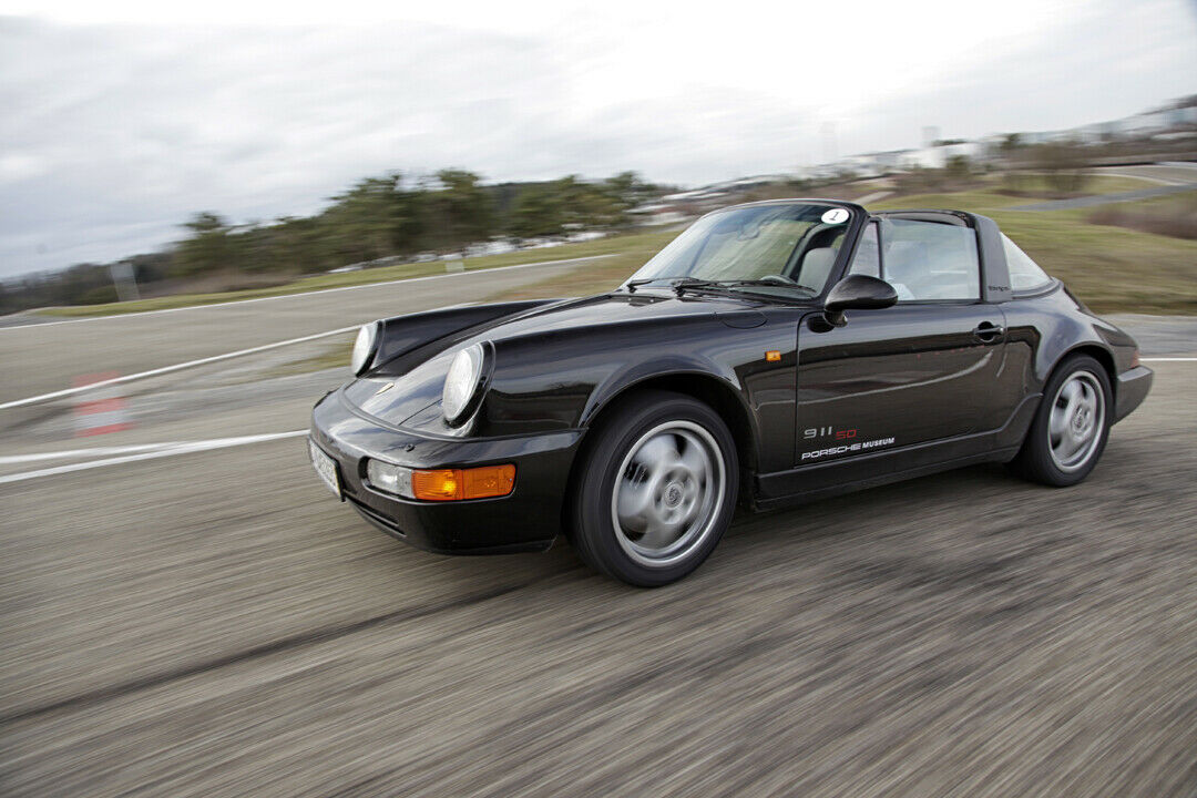 Sieht schneller aus als er ist: Porsche 911 Typ 964 mit Werks-Turbo-Look. Im Heck boxt ein Saugmotor.