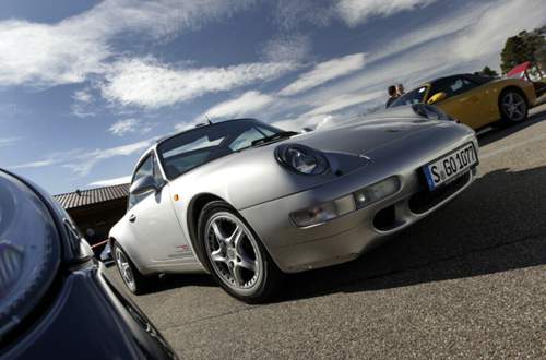 Porsche integrierte die 993-Scheinwerfer in die Kotflügel, die Stoßstangen wurden runder.