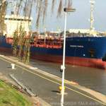 Ca. 100 Meter lang dieser Tanker....aber leer wirkt er viel größer