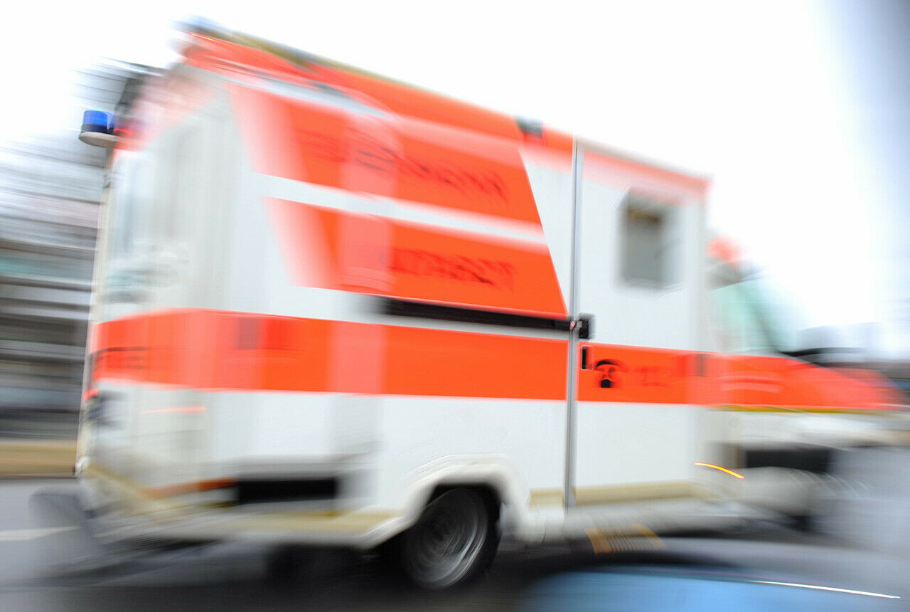 Der 59-Jährige wurde nach seinem Herzinfarkt am Steuer mit dem Krankenwagen abtransportiert (Symbolbild)