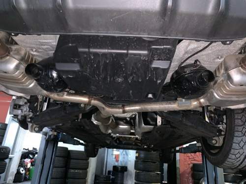 Die aktuoren abgetrennt und schwarz lackiert im Benz verbaut.jpg