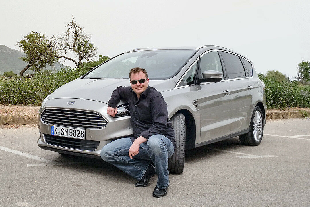 MOTOR-TALK Redakteur Björn Tolksdorf vor dem neuen Ford S-Max