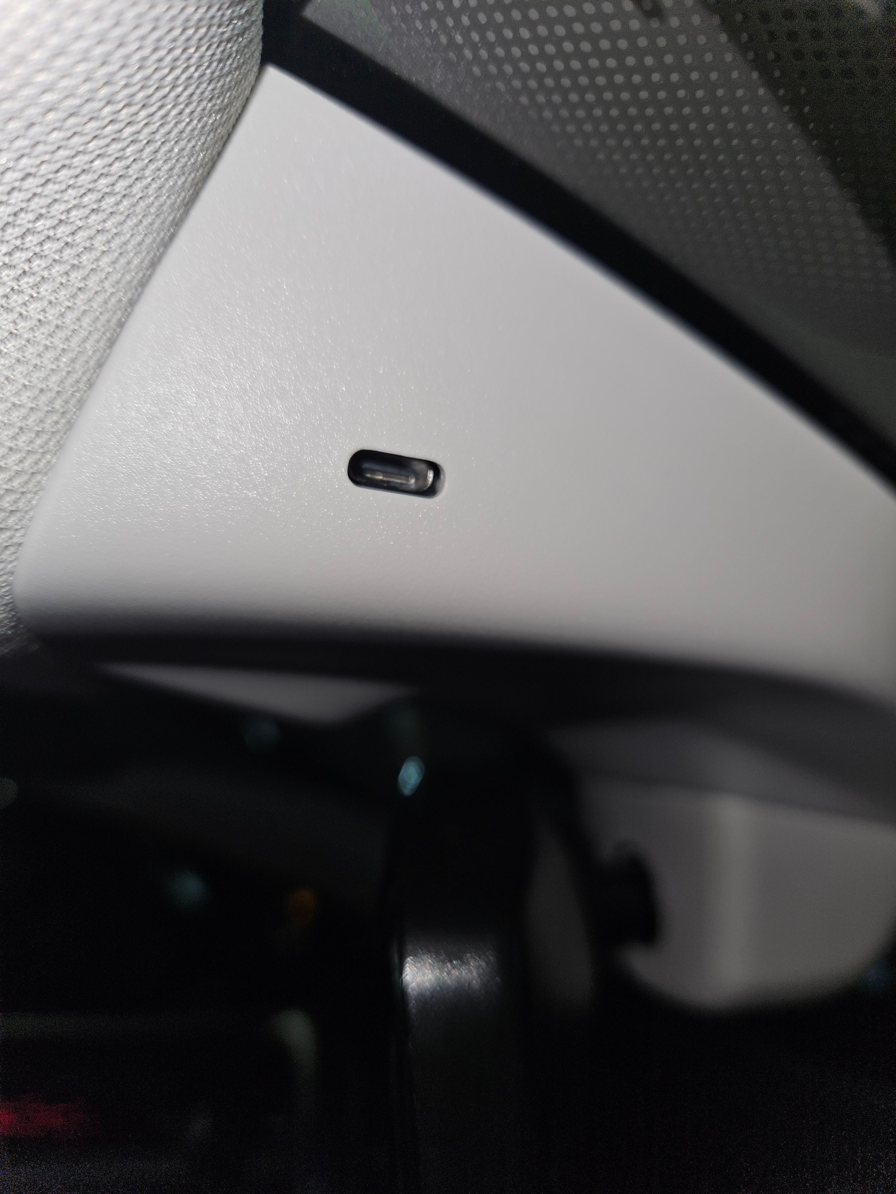 Aussetzer Overhead Display und eingedrückter USB-C Anschluss Innenspiegel