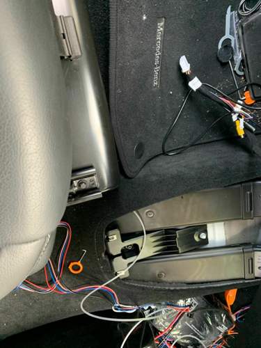 Mit Hilfe des Ziehdrahts laesst sich das Kabel gut verlegen..jpg