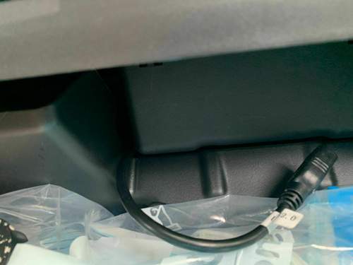 USB 1 vom Screen Stecker geht ins Handschuhfach. Leider ist das zweite USB Kabel zu kurz..jpg