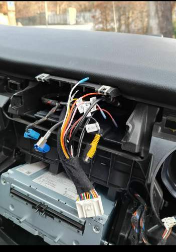 ..... diese drei Kabel muessen an das Android Display angeschlossen werden.Ich hatte bei meinem Einbau den Original Stecker (der blaue links) vergessen.Hatte dadurch natuerlich kein Signal..jpg