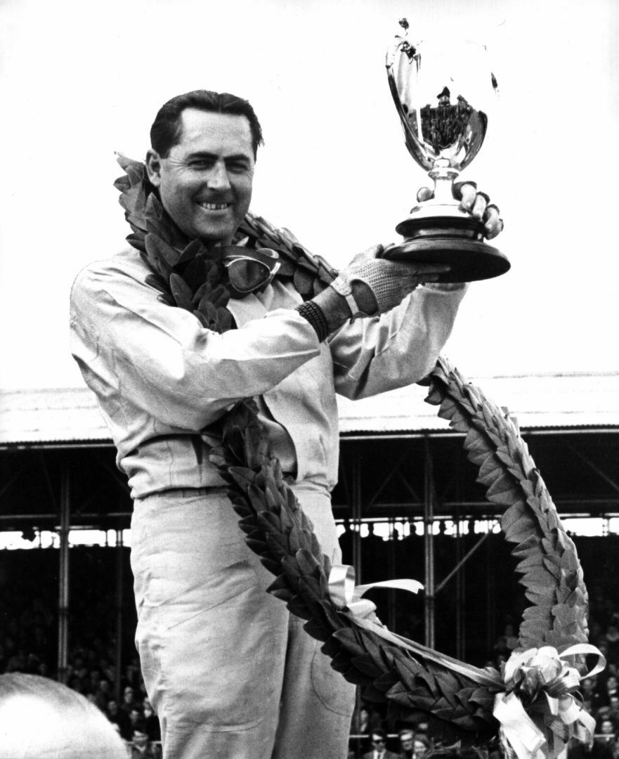 Jack Brabham am 2. Mai 1964 nach seinem Sieg in Silverstone