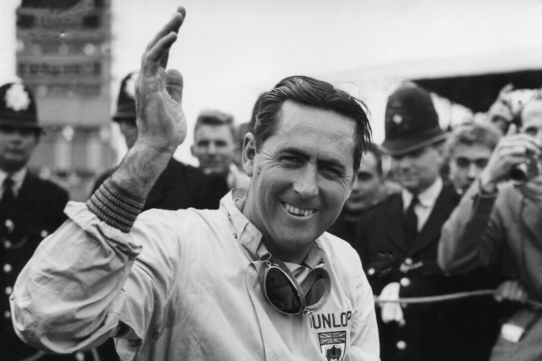 Der australische Formel-1-Weltmeister Jack Brabham nach seinem Sieg auf Cooper Climax beim Großen Preis von England am 16. Juli 1960