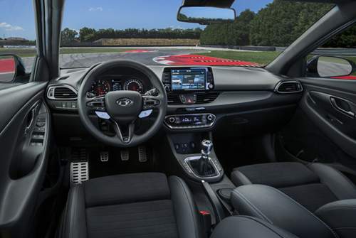 Der Innenraum des Hyundai i30 N: Den koreanischen Kompaktsportler gibt es nur mit Handschaltung