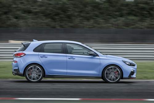 Der Hyundai i30 N kmmt mit einem aufgeladenen 2,0-Liter Vierzylinder und 250 PS. Der i30 N Performance hat 275 PS und ein Sperrdifferenzial